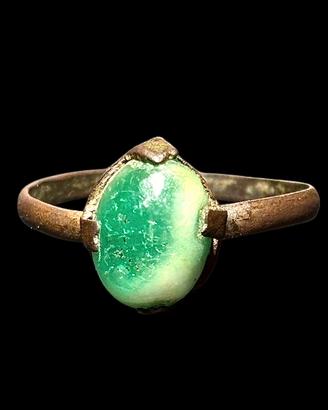 Raro anello medievale autentico con pietra verde