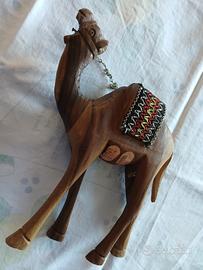 statuette di cammello, elefante,sabbia del deserto