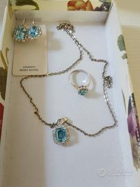 Parure argento pietra azzurra con punti luce.