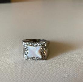 Anello d’argento con madreperla e Swarovski