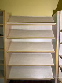 Scaffale/espositore con ripianti/mensole inclinati