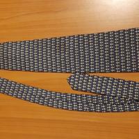 due cravatte in seta (una blu e una marrone) 