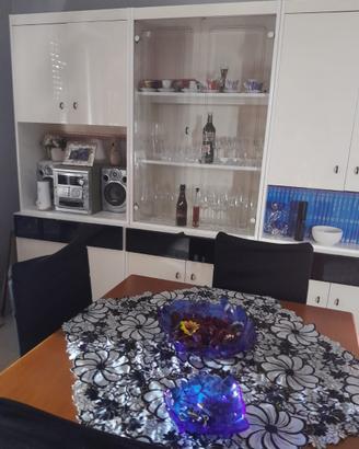 Soggiorno completo di tavolo sedie e divano