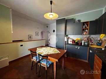 CASA SEMINDIPENDENTE A PECETTO DI VALENZA