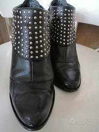 Scarpe Tronchetto in pelle con borchie