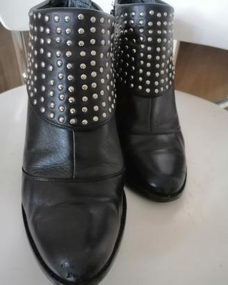 Scarpe Tronchetto in pelle con borchie