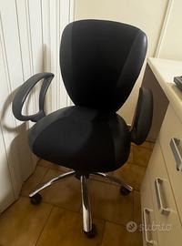 Sedia da scrivania nera con base cromata