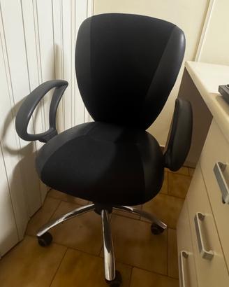 Sedia da scrivania nera con base cromata