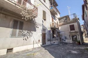 4 LOCALI A PALOMBARA SABINA