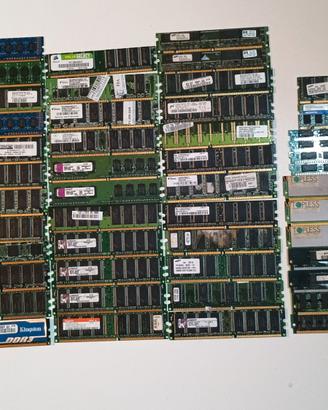 Memorie RAM varie per computer da 4GB a 32 MB.