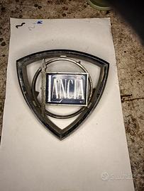 Lancia d’epoca – stemma e coprimozzo originali