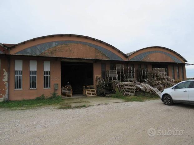 Capannone e terreno a Boschi Sant'Anna (VR)