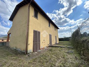 VILLA A SCHIERA A MONTECASTRILLI