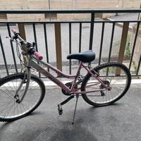 bicicletta per  bambina sui 10 anni. 