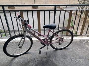 bicicletta per  bambina sui 10 anni. 