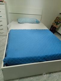 Letto una piazza e mezza,in legno bianco,con rete 