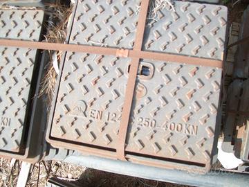 CHIUSINI QUADRATI IN GHISA 40X40 CM