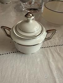 Teiera e zuccheriera con vassoio dedicato