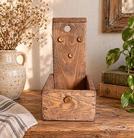 Rustica scatola in legno, realizzata a mano.