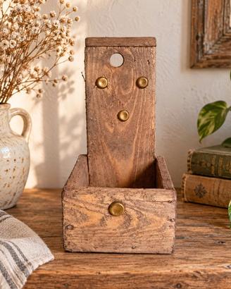 Rustica scatola in legno, realizzata a mano.