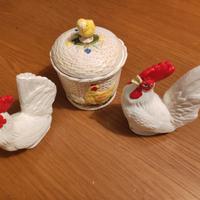 Vaso e coppia di galli in porcellana 