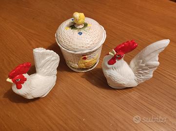 Vaso e coppia di galli in porcellana 