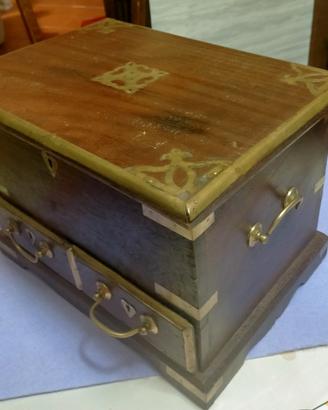 ANTICO SCRIGNO PORTAGIOIELLI IN LEGNO E OTTONE 