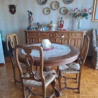 Tavolo rotondo con sedie e madia