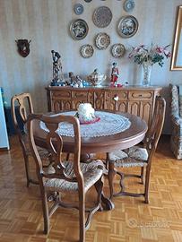 Tavolo rotondo con sedie e madia