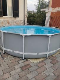 Piscina e accessori imballati