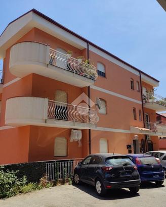 3 LOCALI A GIARDINI NAXOS