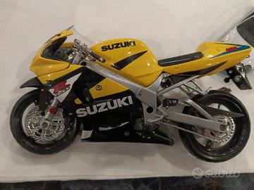 moto Suzuki modellino