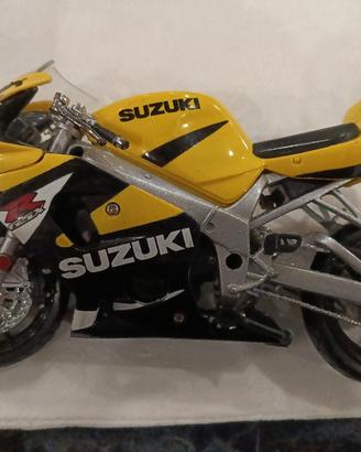 moto Suzuki modellino