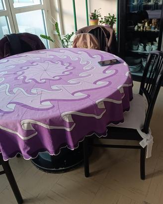 Tavolo sedie e vetrinetta