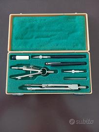 Set di strumenti da disegno vintage con compassi