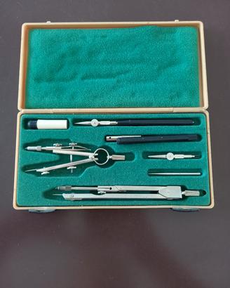 Set di strumenti da disegno vintage con compassi