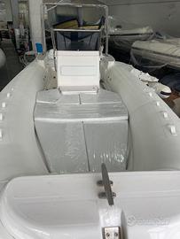 Gommone predator 680