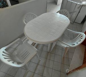 Set tavolo e sedie in resina