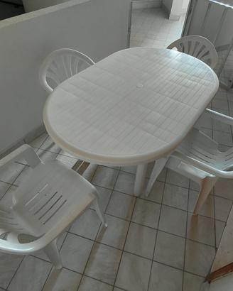 Set tavolo e sedie in resina