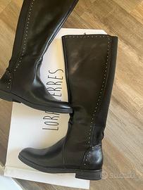 Stivali Lola Ferres con borchie