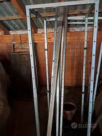 Scaffalatura in  acciaio cromato con piani in vetr