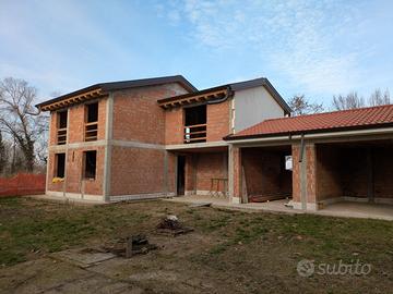 Porzioni di Schiera con Giardino a Noale