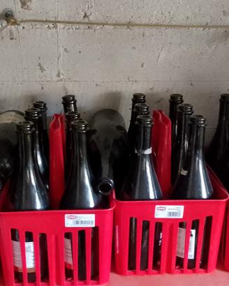 bottiglie da vino e cestelli