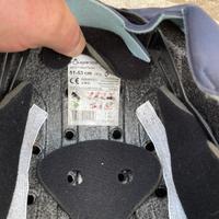 Casco e stivali cavallerizza