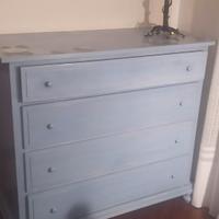 Cassettiera con disegno a mano