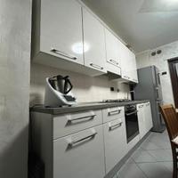 cucina componibili e tavolo vetro