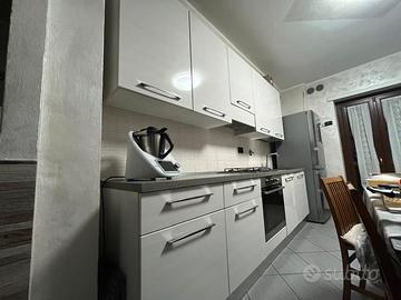 cucina componibili e tavolo vetro