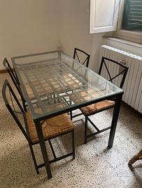 Tavolo metallico con quattro sedie