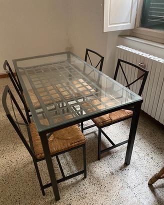 Tavolo metallico con quattro sedie