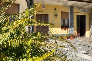 Casa indipendente su più piani con orto e giardino